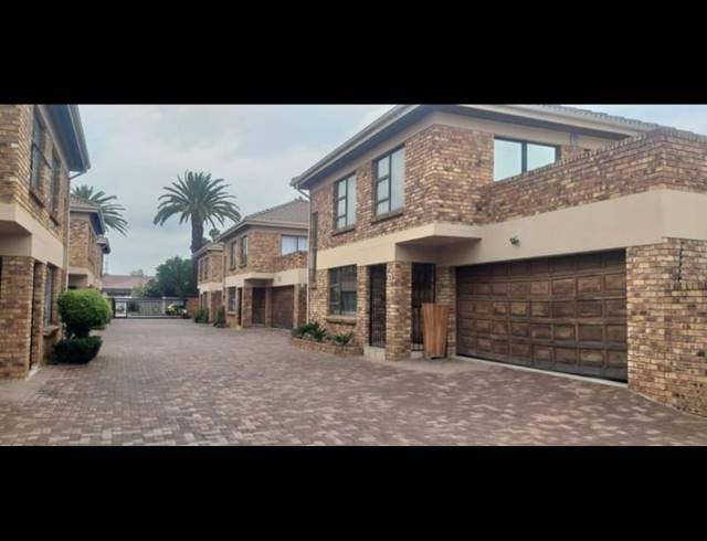 3 BEDROOM TOWNHOUSE FOR SALE IN NEW REDRUTH